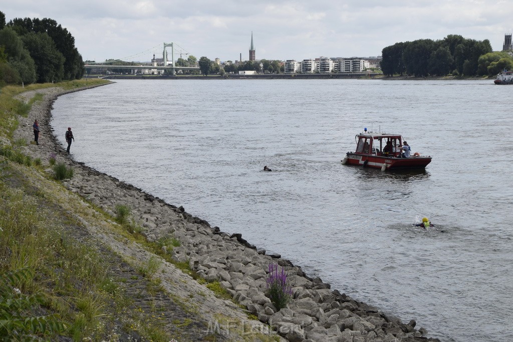 Uebung BF Taucher und Presse Koeln Zoobruecke Rhein P366.JPG - Miklos Laubert